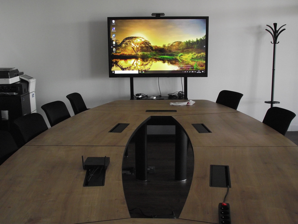 Un écran numérique interactif dans une salle de réunion