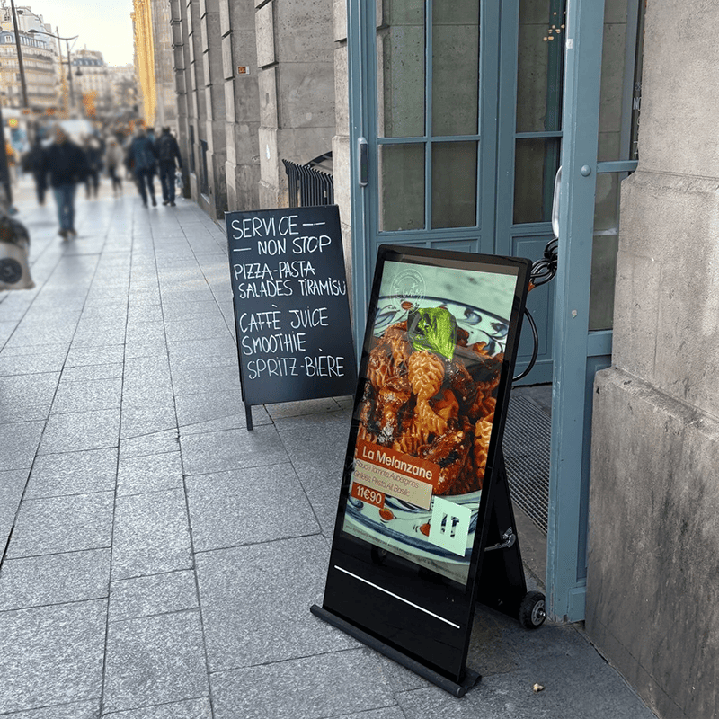 Un stop trottoir numérique devant une devanture de restaurant