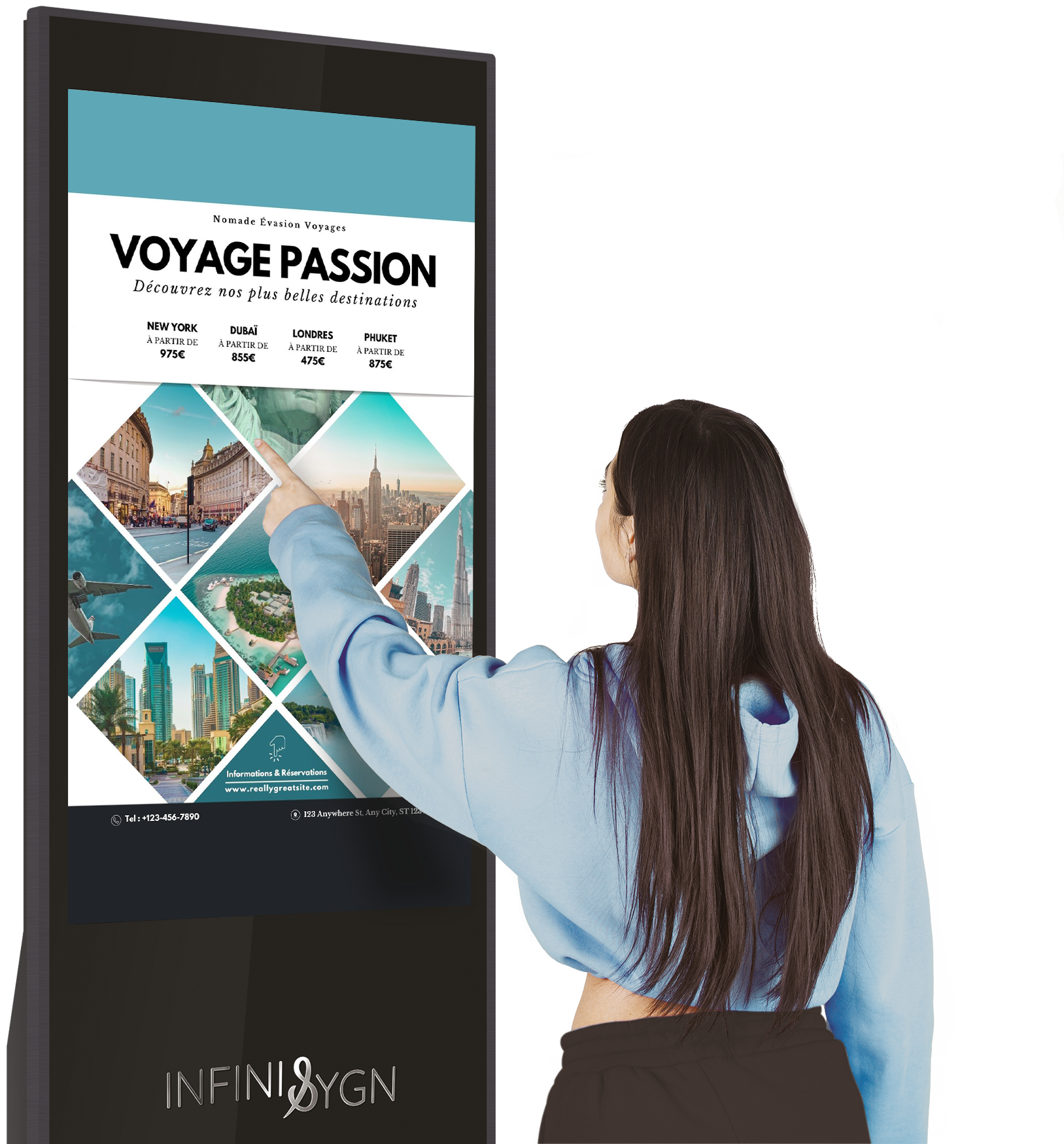 visuel d'un totem écran intérieur tactile entrain d'être utilisé par une personne
