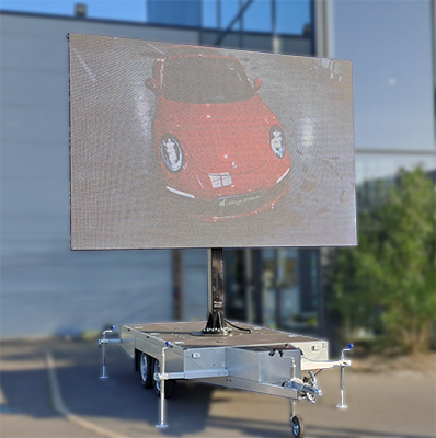 écran LED fixé sur une remorque automobile