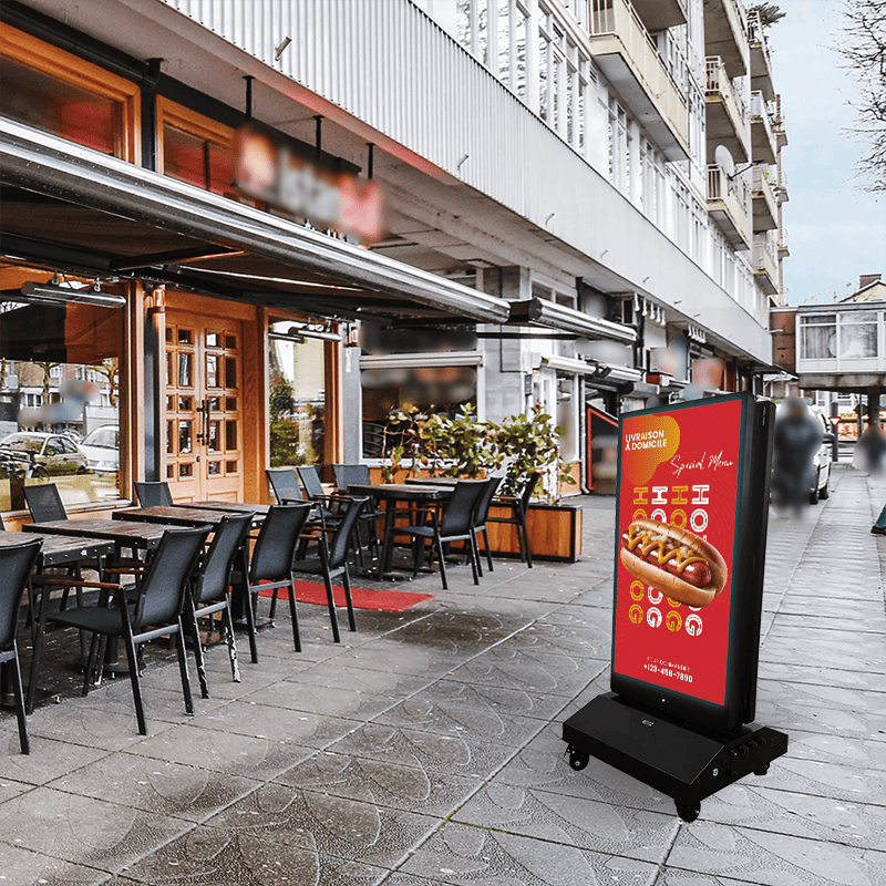 écran stop-trottoir double face ou double écran type chevalet numérique - InfiniSygn devant un restaurant - écrans extérieurs non tactiles