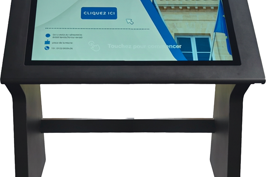Photo d'un kiosque numérique conçu pour les PMR avec son écran incliné et tactile