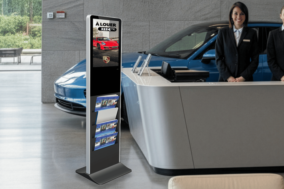 un Présentoir Magazine Numérique dans un hall d'accueil, près du bureau d'accueil dans une concession automobile de luxe