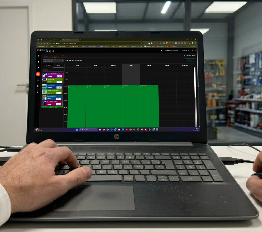homme utilisant le logiciel infinisygn dans son bureau de magasin de bricolage pour gérer son totem tactile intérieur